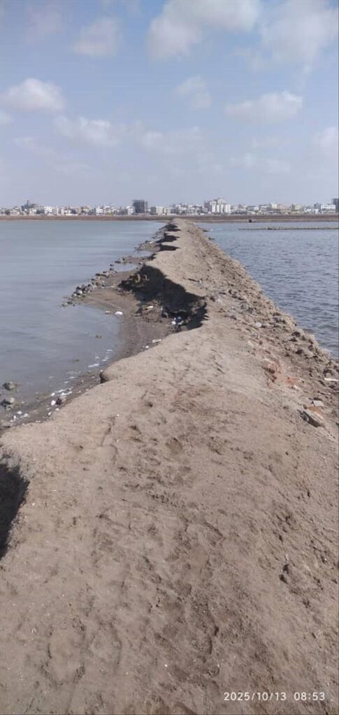 استحداثات داخل أحواض الملح بعدن.. مصدر رسمي يوضح الهدف الحقيقي للأعمال الجارية