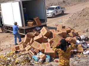 اخبار عدن – دائرة الرعاية الطبية البيئية بالمنصورة تتخلص من 4 أطنان من المواد غير القابلة للاستهلاك