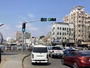 اخبار عدن – شرطة المرور في عدن تبدأ التجربة التشغيلية لإشارات المرور في جولة القاهرة