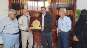 اخبار عدن – قائد المنصورة يتلقى درع شكر وتقدير من الجمعية الوطنية للبحث العلمي والتنمية