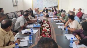 اخبار عدن – لجنة تنفيذية المنصورة تستعرض تقارير الصرف الصحي ومقترحات لجنة أولياء الأمور في مدارس المديرية