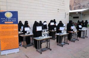 اخبار عدن – مؤسسة الحق في الحياة تطلق توزيع 13 ماكينة بدعم من مؤسسة بازرعة التنموية الخيرية