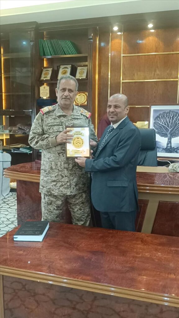 مدير الأكاديمية العسكرية العليا يكرم الدكتور المشرعي بدرع كلية الدفاع الوطني