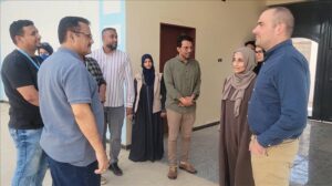 اخبار عدن – مدير عام المنصورة ووفد من منظمتين إنسانيتين يطلعون على احتياجات المدارس