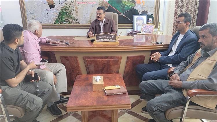 مدير عام المنصورة يشيد بجهود مكتب الصناعة والتجارة في ضبط المحلات المخالفة