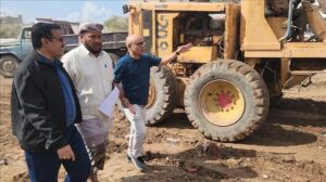 اخبار عدن – مدير عام المنصورة يطلق مشروع إنشاء دوار في منطقة بئر فضل
