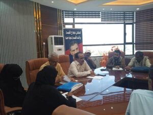 اخبار عدن – مدير عام خور مكسر يجتمع بمكتب الصناعة والتجارة واللجان المواطنونية للبحث في الموضوعات المطروحة