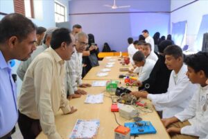 اخبار عدن – مدير عام خورمكسر يزور معرض الفيزياء في مدرسة خالد بن الوليد ويثني على تفوق الطلاب