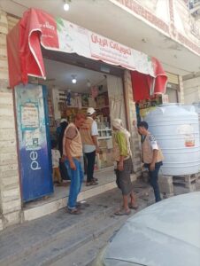 اخبار عدن – مكتب الصناعة في خورمكسر يوصل 31 إشعار بالتحضر ويُتلف مواد غذائية منتهية الصلاحية