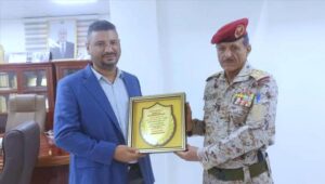 اخبار عدن – نائب رئيس هيئة الأركان يكرّم مدير المؤسسة السنةة للمو furniture والتجهيزات المنظومة التعليميةية
