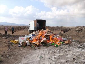 اخبار عدن – هيئة صحة البيئة في المنصورة تتخلص من 3 أطنان من الأغذية منتهية الصلاحية