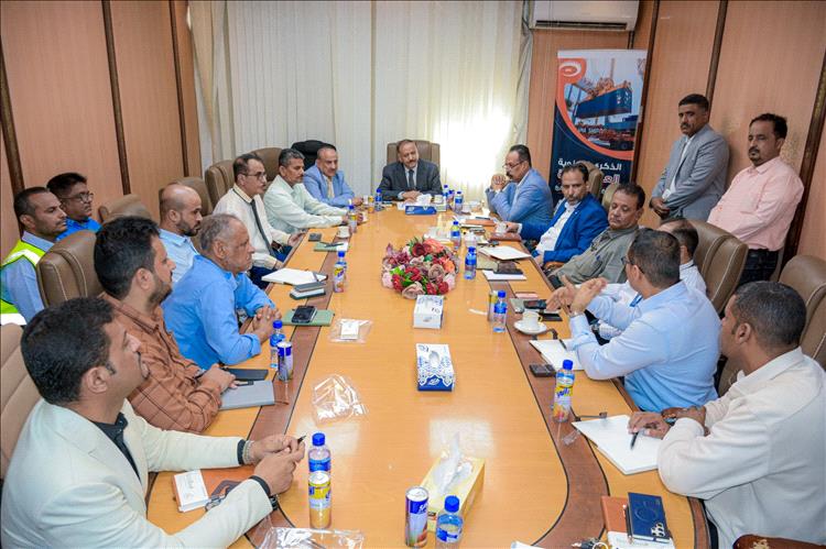 وزير النقل يتفقد سير نشاط محطة الحاويات و يرأس اجتماعاً مع قيادات الجهات العاملة فيه