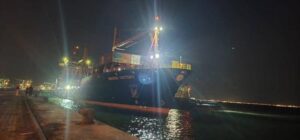 اخبار عدن – وصول السفينة الثانية إلى رصيف المعلا في عدن