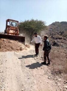 اخبار من وردت الآن – بدعم فردي، الوكيل جمال مانع يطلق مشروعاً لتعبيد وفتح إحدى الطرق لتحسين حركة المرور.