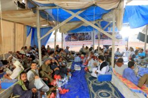 اخبار وردت الآن – الغيضة: الوكيل محمد معوضة يلتقي الشيخ محمد كده في مخيم الاعتصام حول قضية ق