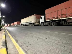 اخبار وردت الآن – سائقو الشاحنات يبدأون إضراباً مفتوحاً احتجاجاً على الرسوم الجديدة في سيئون