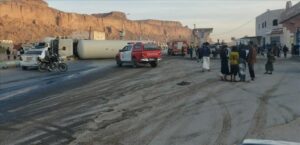 اخبار وردت الآن – شبوة: انقلاب شاحنة غاز أمام محطة العبور في عتق والدفاع المدني يتدخل للسيطرة.