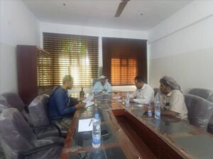 اخبار وردت الآن – مدير عام المحفد يتباحث حول طريقة توزيع المساعدات الغذائية الجديدة