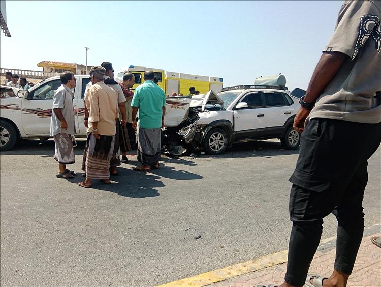 حادث مروري يتسبب بتصادم خمس سيارات في المكلا