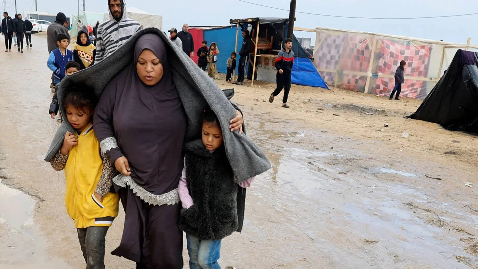 البرد يسيطر على غزة وجائحة الجوع تزداد المساعدات تواجه صعوبات