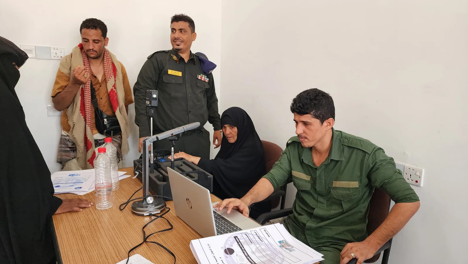 انتظر غدًا كيف أصبحت البطاقة الذكية في عدن سببًا لطابور