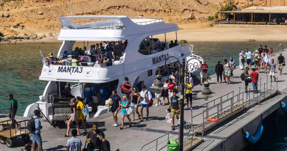 تفاصيل مثيرة حول انهيار أكبر شبكة شركات سياحة مزيفة في