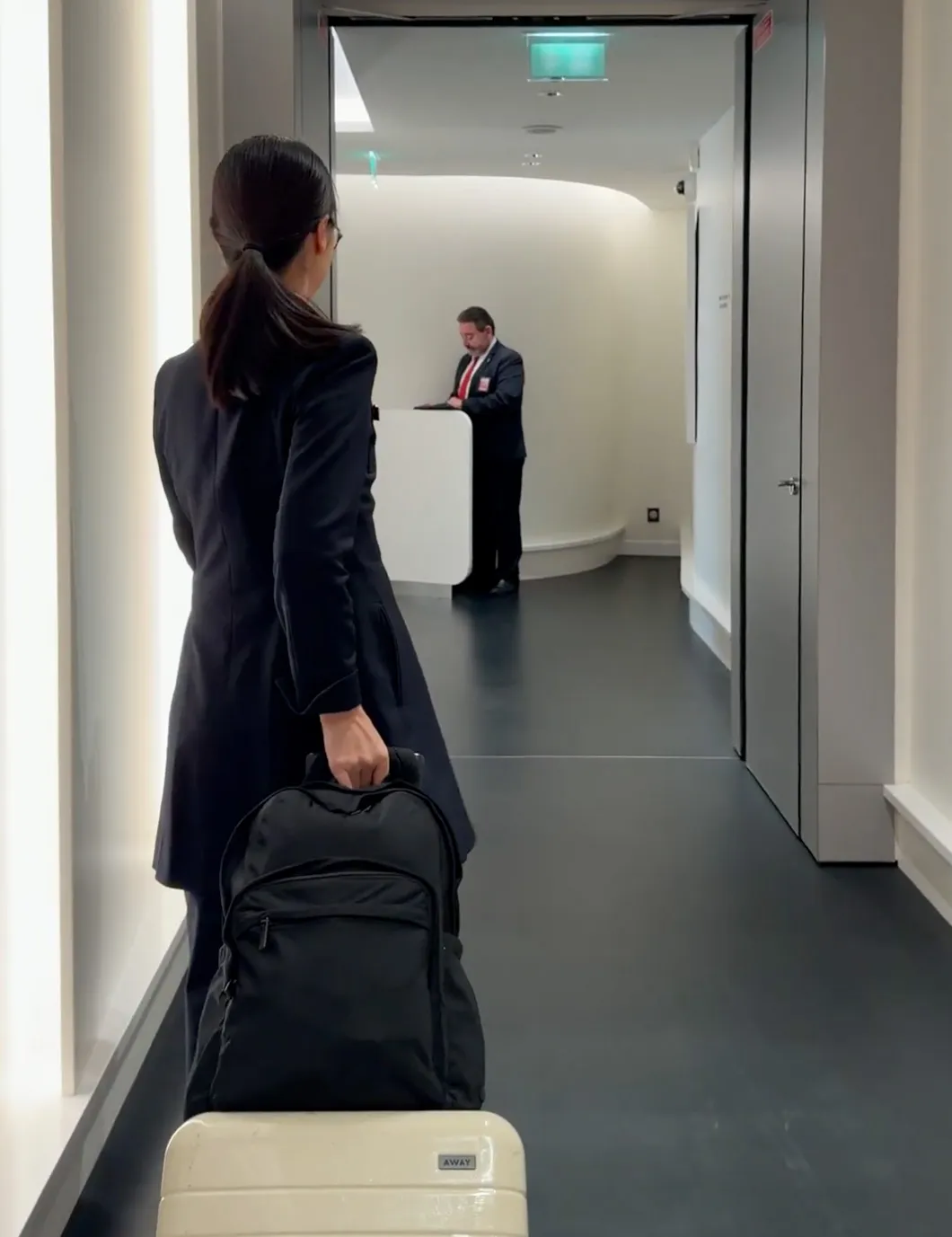 قد تحتوي الصورة على شخص بالغ وأمتعة وملابس ومعطف