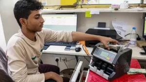 عاجل: الفجوة المروعة في أسعار الصرف… الدولار يسجل 1630 في عدن و535 في صنعاء!