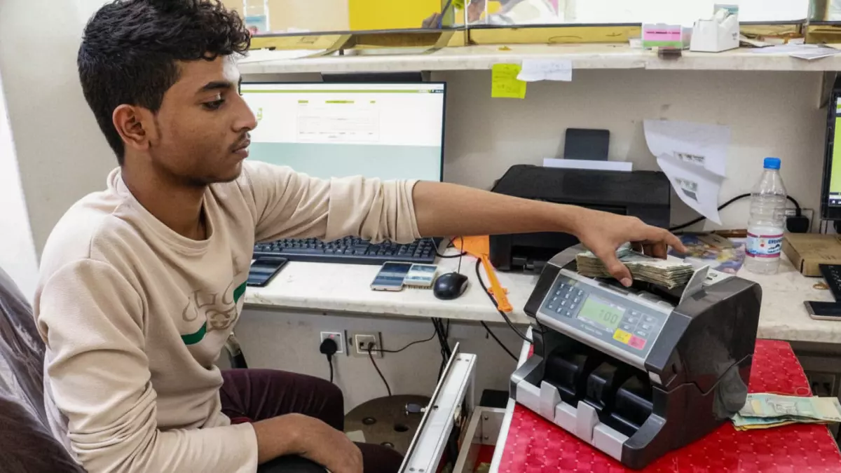 عاجل: الفارق المُرعب في أسعار الصرف... الدولار بـ1630 في عدن و535 في صنعاء!