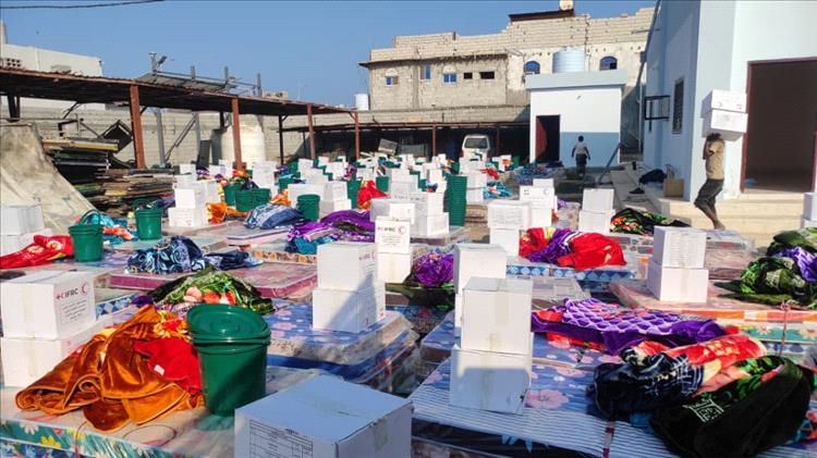 الهلال الأحمر اليمني يوزع مساعدات إيوائية للمتضررين من سيول الأمطار في عدن