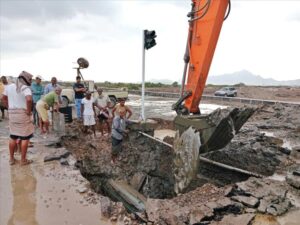 عدن: كسر في خط مياه رئيسي في جولة كالتكس وفرق الصيانة تبدأ الإصلاحات