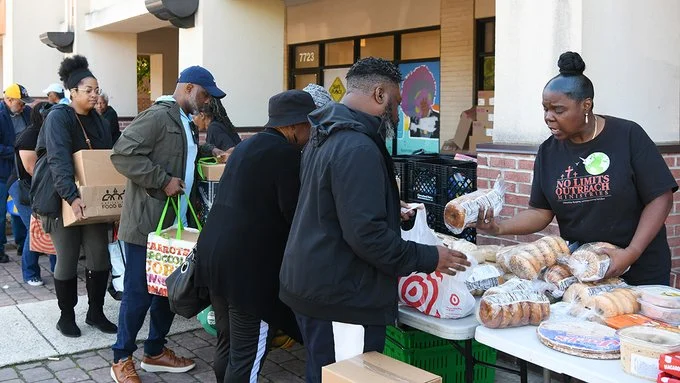 عودة طوابير الجوع ملايين الأمريكيين يعانون من توقف دعم الغذاء