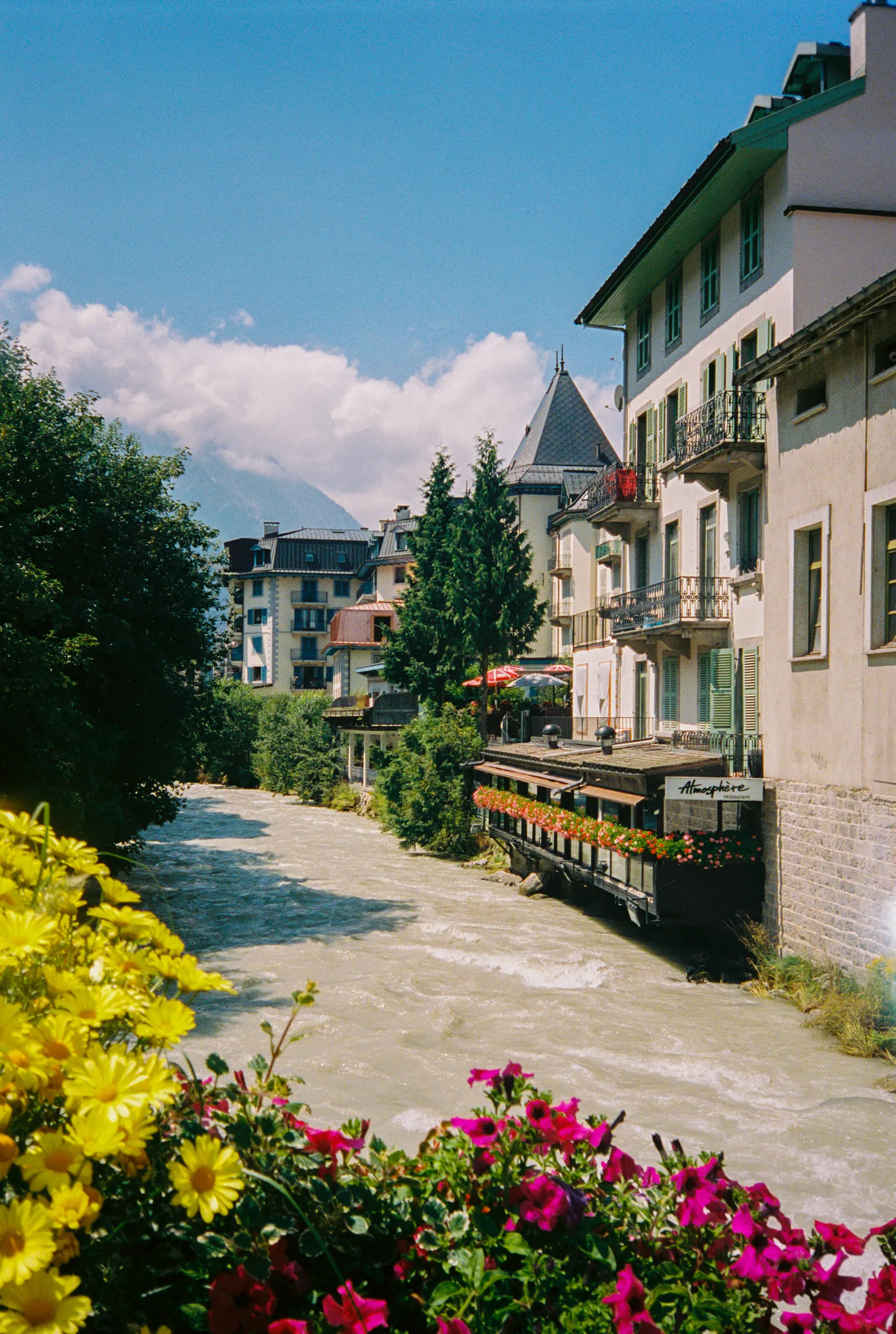 الصورة قد تحتوي على حي مدينة طريق شارع حضري طبيعة في الهواء الطلق مناظر معمارية مبنى ومأوى