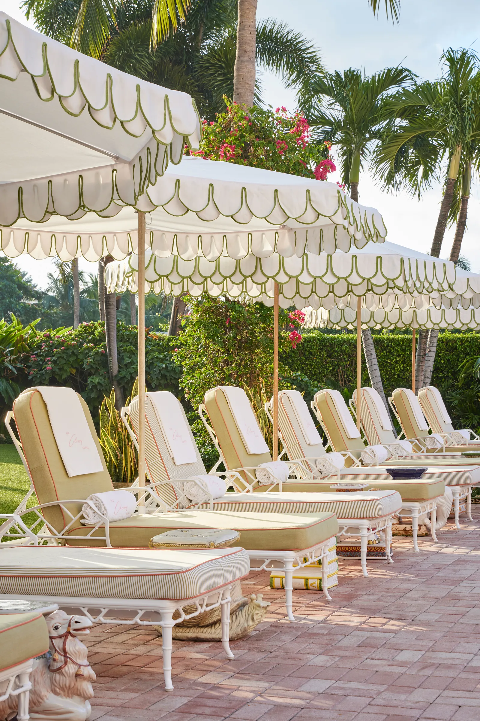 حيث يجتمع الأثرياء لتناول العصائر الوردي ولرؤية ولتكون مرئيًا في فندق The Colony.