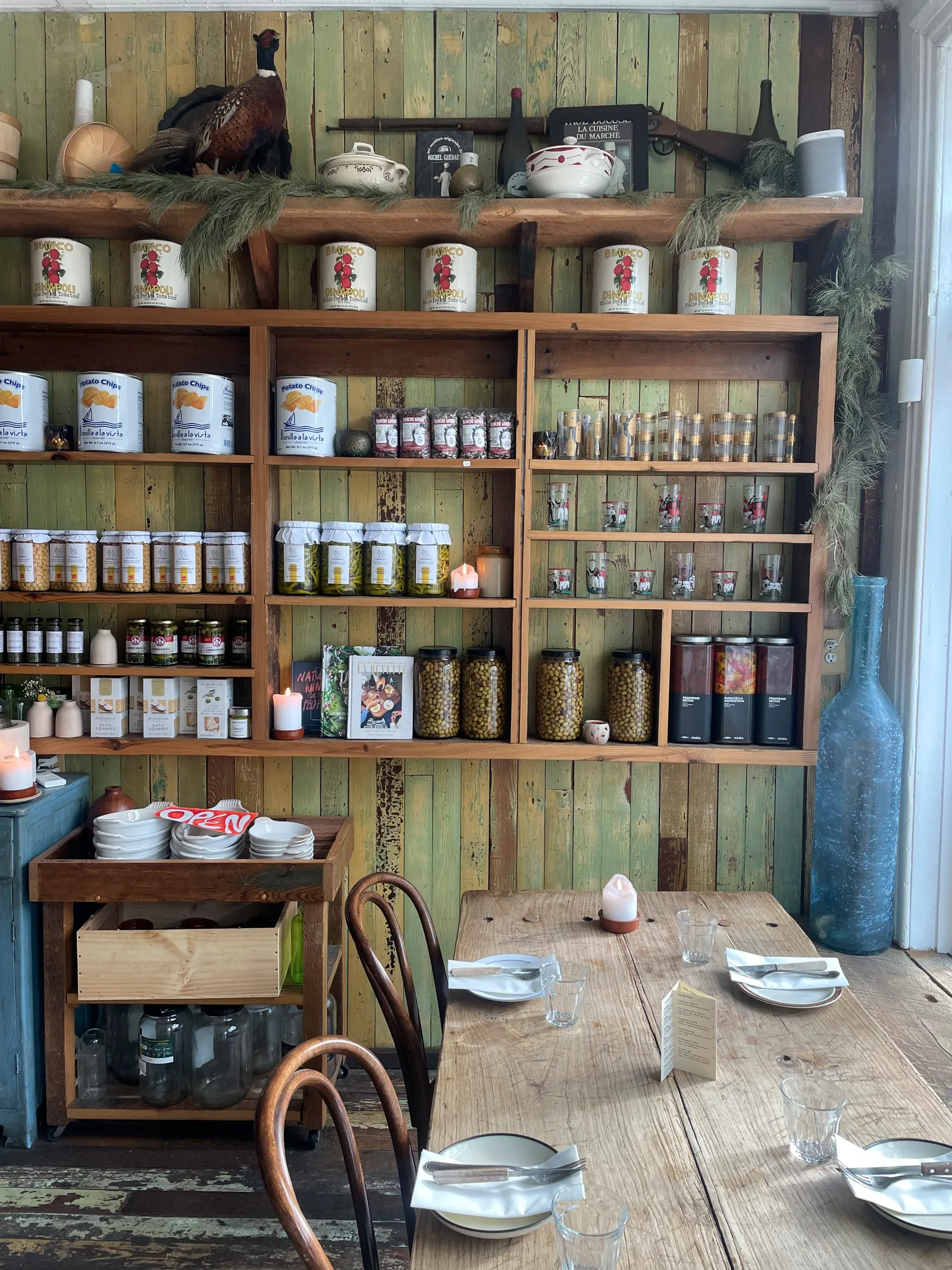 الصورة قد تحتوي على رفوف داخلية تصميم داخلي مخزن شمعة أثاث طائر صندوق