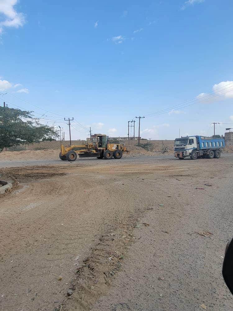 بتمويل العميد ناصر عبدربه.. شباب المبادرة يدشنون مشروع سفلتة شوارع لودر