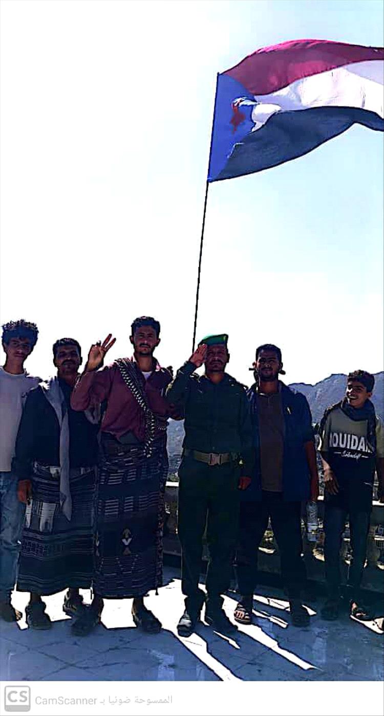 دائرة الشباب بالمجلس الانتقالي تجدد رفع أعلام الجنوب على المقرات الحكومية بيافع