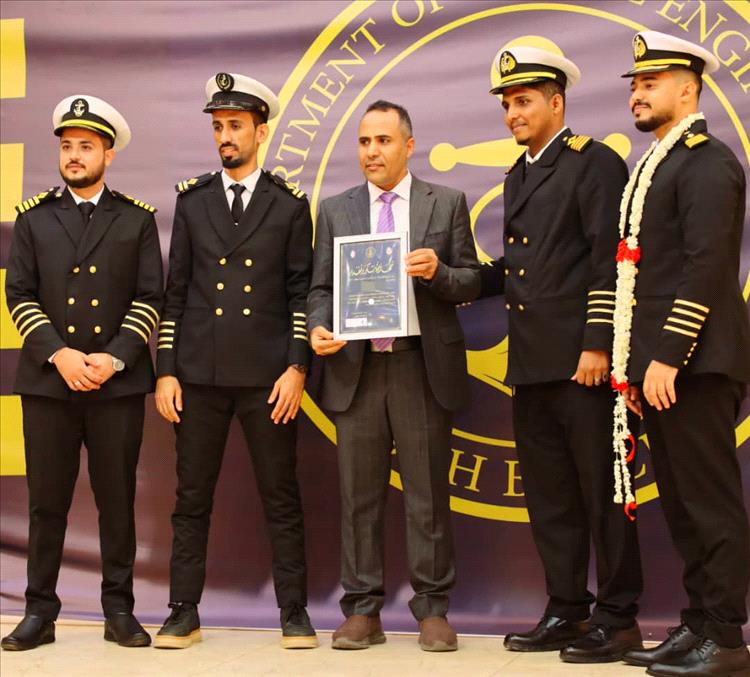 عدن: وكيل وزارة الإدارة المحلية الدكتور الفجير يشارك في حفل تخرج الدفعة التاسعة "هندسة بحرية"