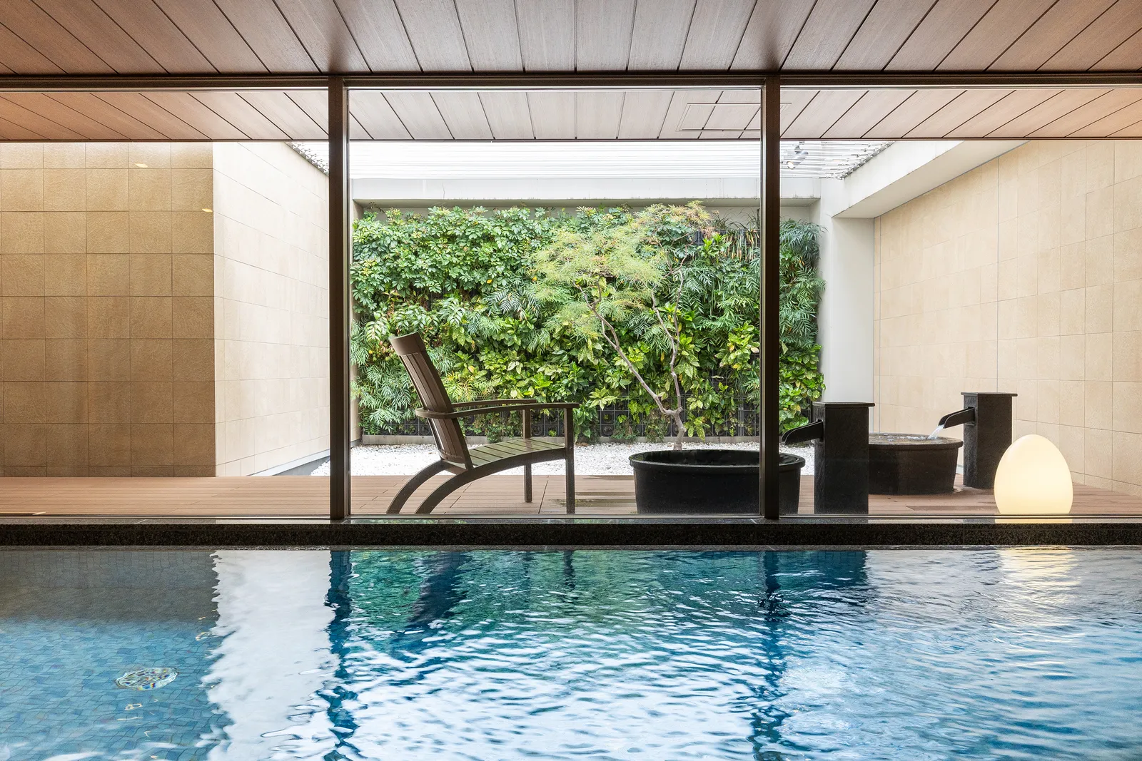 الصورة قد تحتوي على تصميم داخلي كرسي أثاث حمام سباحة ماء سباحة عمارة مبنى ومنزل