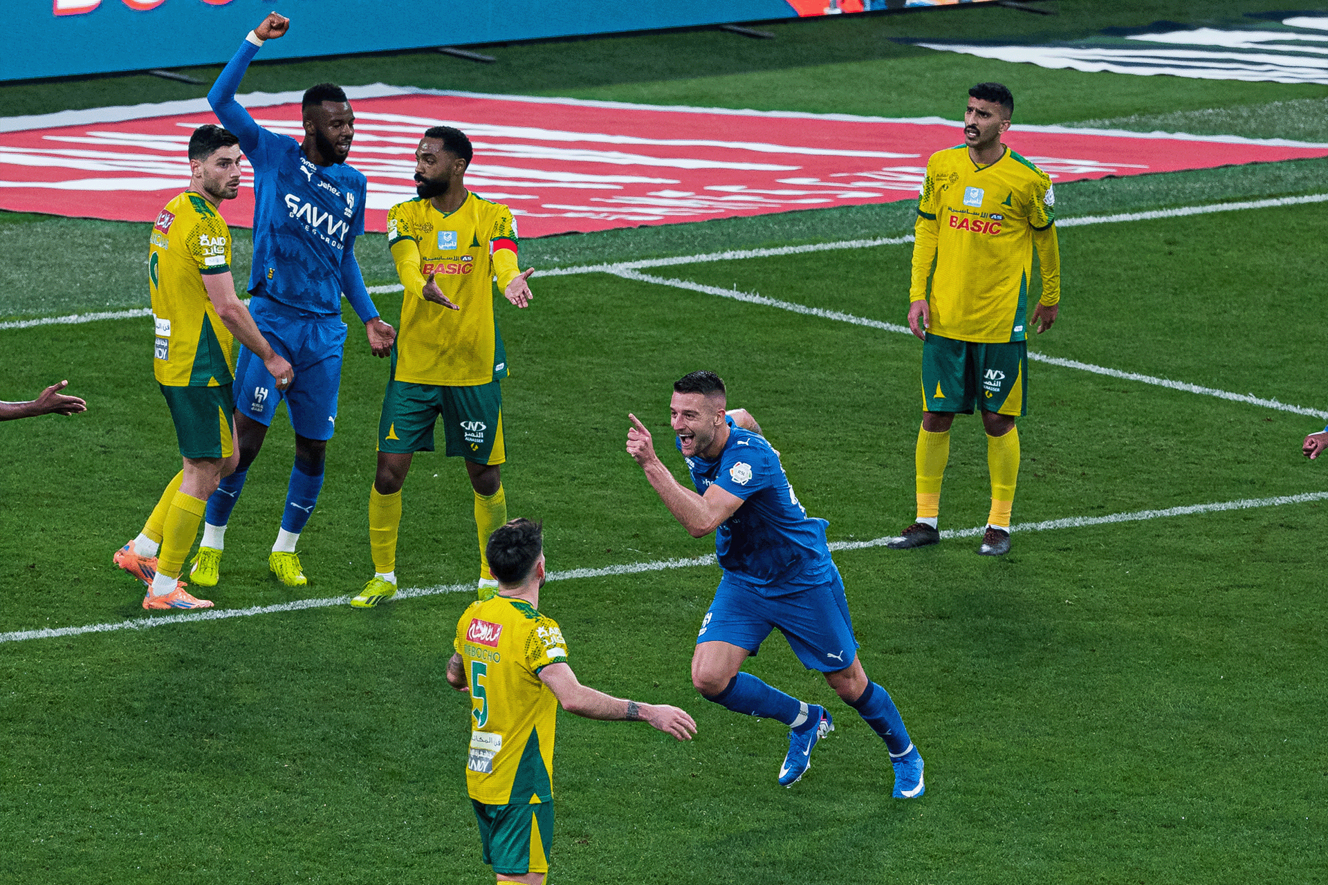 شاهد.. الهلال يلاحق النصر في صدارة الدوري السعودي والفتح يهزم الأهلي