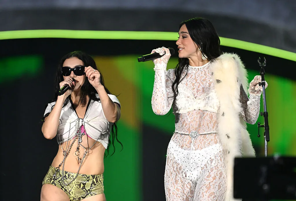 الصورة قد تحتوي على دواج ليبا، شارلي إكس سي إكس، شخص بالغ، أنشطة ترفيهية، موسيقى، آلآلات موسيقية وموسيقار