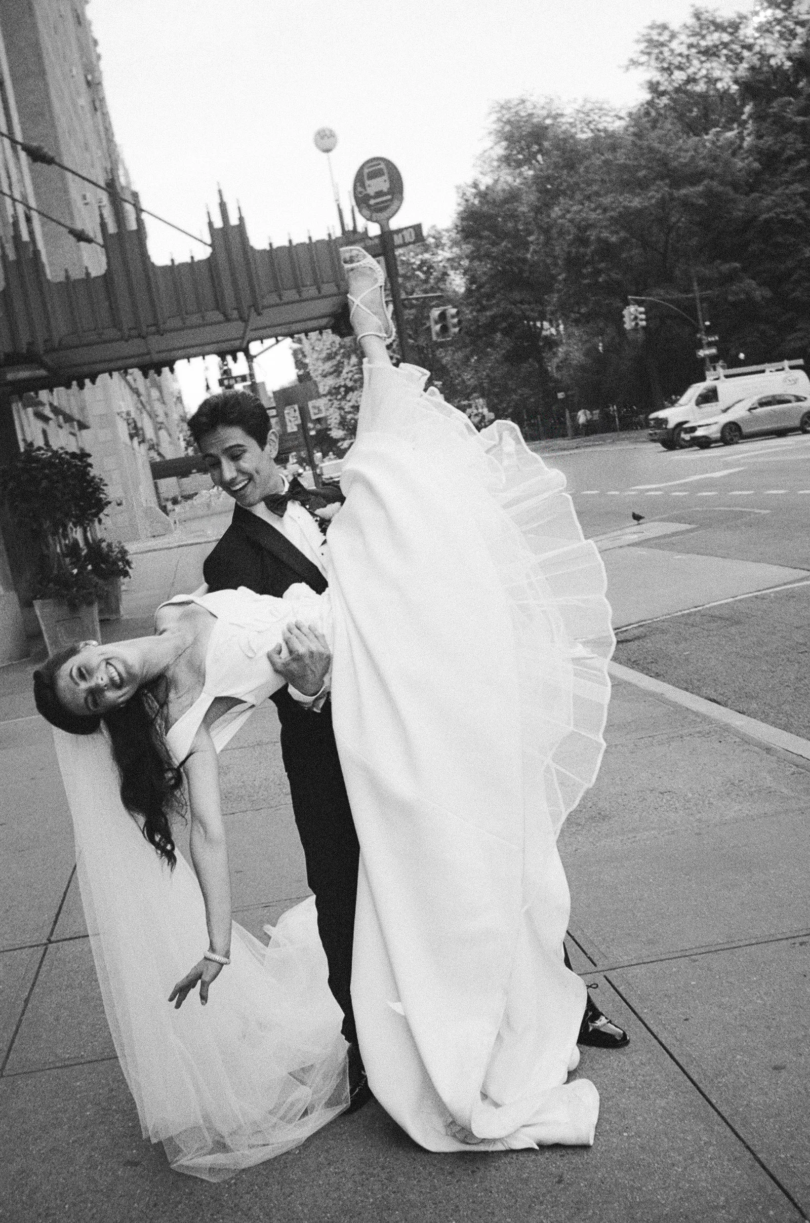 الصورة قد تحتوي على ملابس، فستان، وجه، رأس، شخص، تصوير، بورتريه، موضة، ملابس رسمية، فستان زفاف