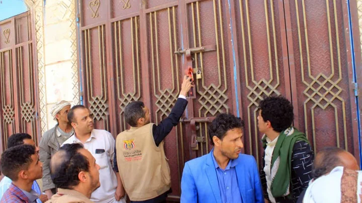 صنعاء أمانة العاصمة تحارب الابتزاز وتغلق المنشآت والمحلات والغرفة التجارية