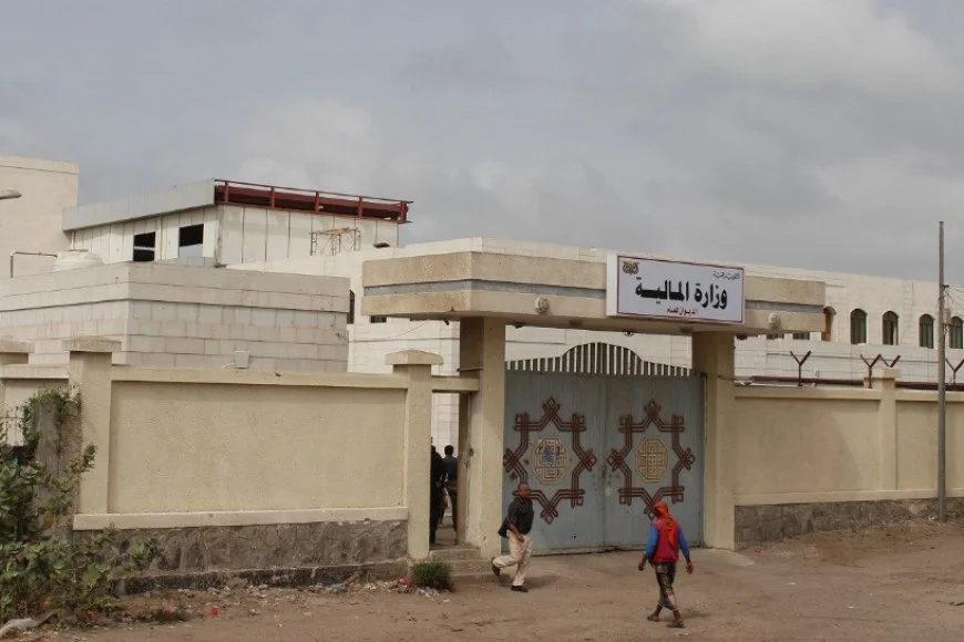 عدن توقف صرف الرواتب بسبب الانقسام الحكومي والتوترات الحالية