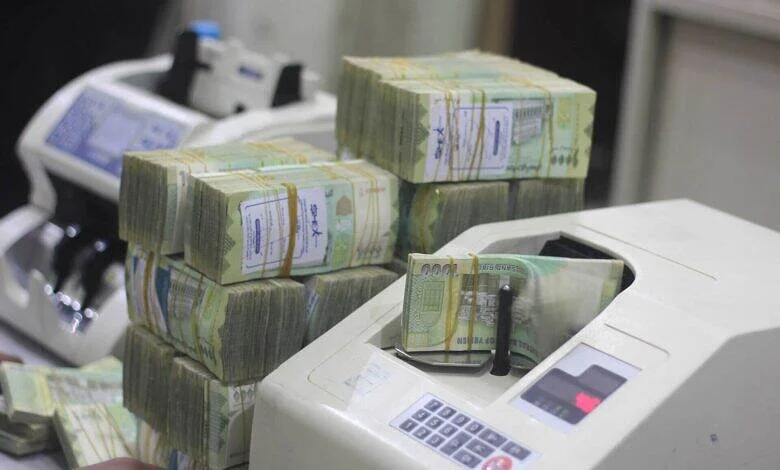 عدن وزارة المالية تعلن صرف رواتب لبعض الأشهر فقط والموظفون