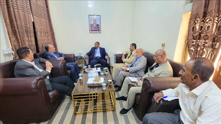 وفد برئاسة نائب وزير الصناعة ينفذ زيارة ميدانية إلى سقطرى لتعزيز الأداء المؤسسي وتطوير البنية التنظيمية للقطاعين الصناعي والتجاري