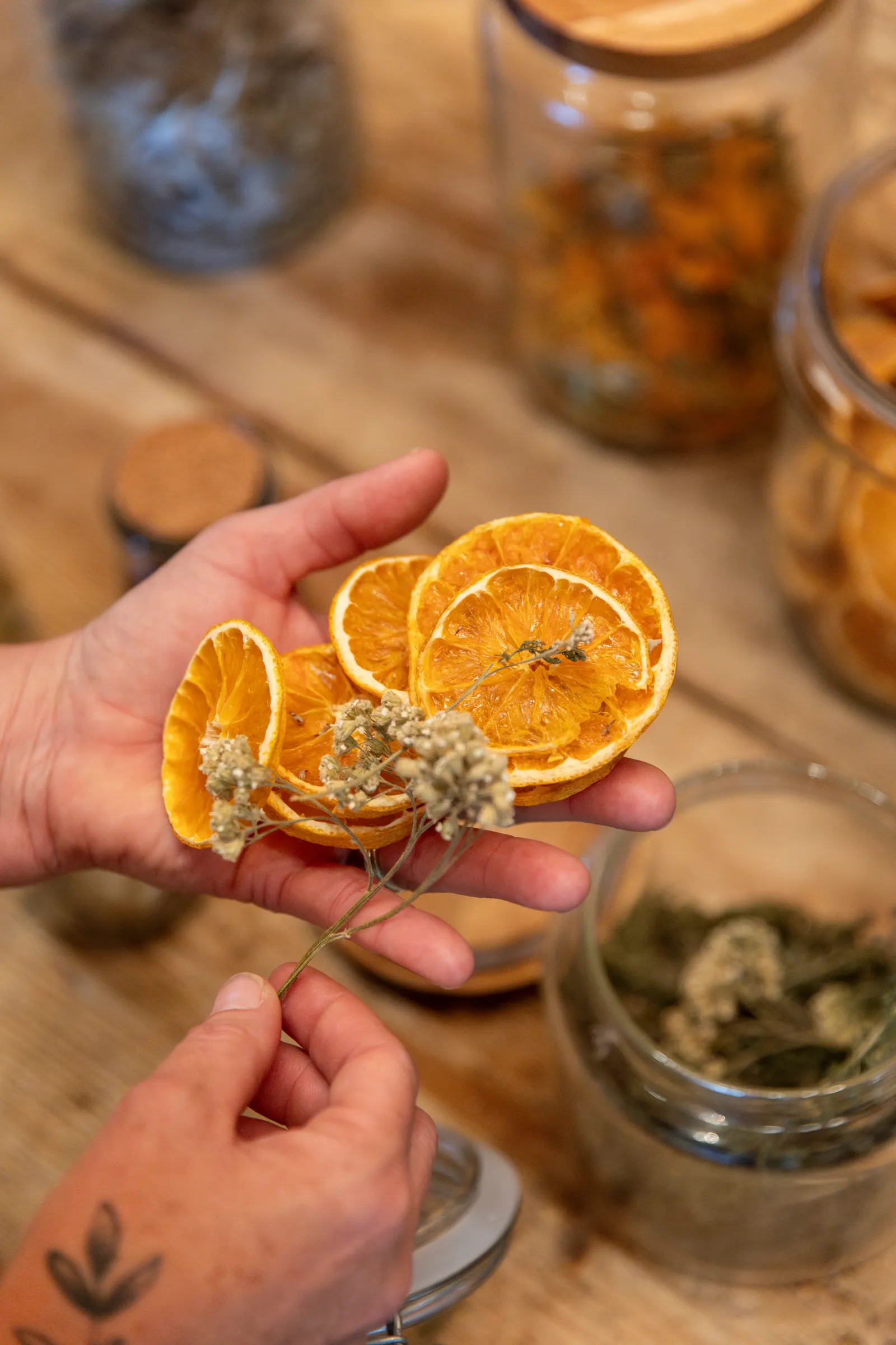 قد تحتوي الصورة على طعام عرض طعام فواكه الحمضيات نبات منتجات كوب طفل شخص وعاء وبرتقال