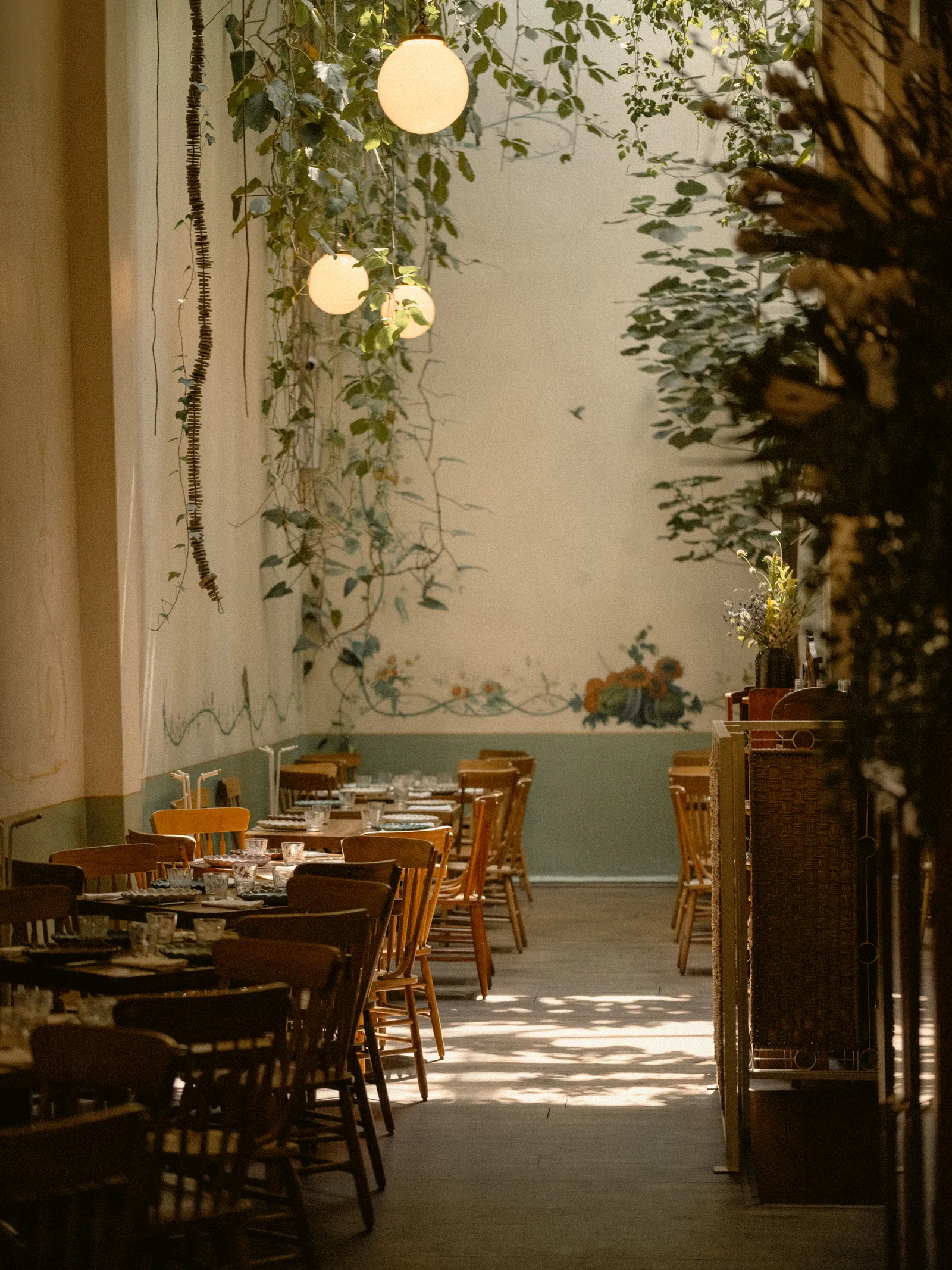 قد تحتوي الصورة على أماكن داخلية مطعم عمارة غرفة طعام طاولة طعام أثاث غرفة وطاولة