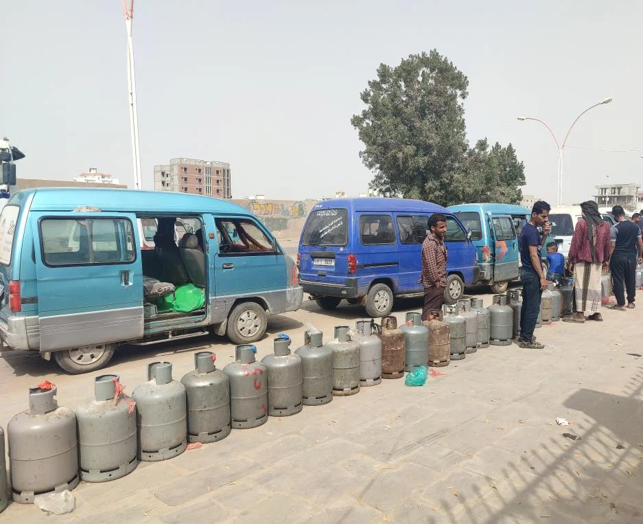 مدينة تعاني من أزمة الغاز المنزلي في عدن شاحنات الغاز