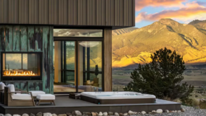 15 مكانًا للإقامة على منصة Airbnb مستوحاة من المنتجعات تحتوي على ساونا، وأحواض سباحة باردة، وأحواض استحمام ساخنة